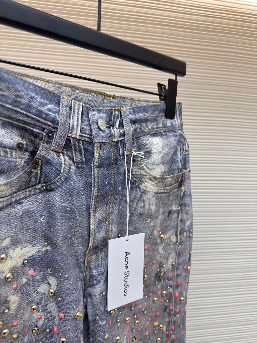 Acne Studios Japan Minami Aoyama capsule series jeans ●Authentic product: 7599 purchase and development ●Item number: 1680089-B10 ●Material: denim fabric ●Technology: three-dimensional beading ●Version: loose version ●Weight: about 625 grams ●Size: 34-36-38-40 ●Description: Part of the printing part is three-dimensional beading, the effect of the collision of the two processes! The overall wiring is straight and delicate, the fabric is comfortable and soft, and the color is consistent without color difference. It can be matched with the same style to create a fashionable look and control various occasions. Customized accessories, complete with three standards, same style for men and women!
